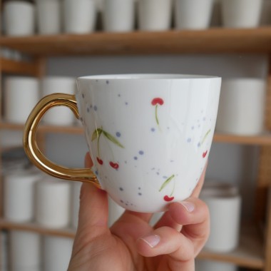 II GATUNEK kubek 220ml wisienki ze złotym uszkiem