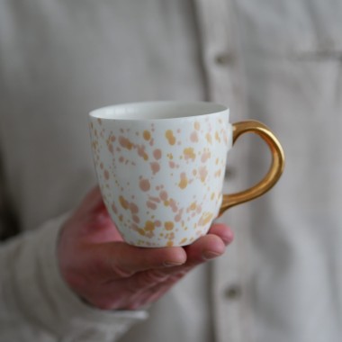 Kubek 220ml w różowo żółte kropki ze złotym uszkiem 