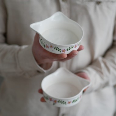 Miska dla kota biała w fioletowe kwiaty wiejskie