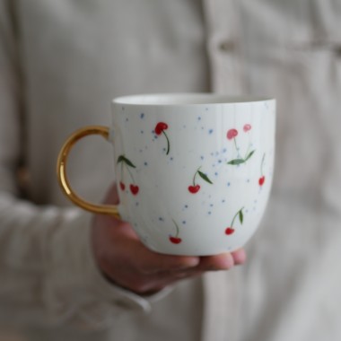 Kubek 500ml wisienki ze złotym uszkiem