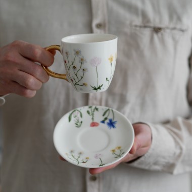 Kubek 220ml polne kwiaty ze złotym uszkiem + talerzyk 12,5cm