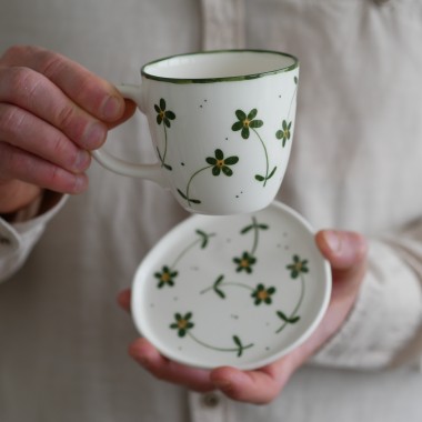 II GATUNEK kubek 220ml kwiaty wiejskie zielone ze złotym uszkiem + talerzyk 9x11cm