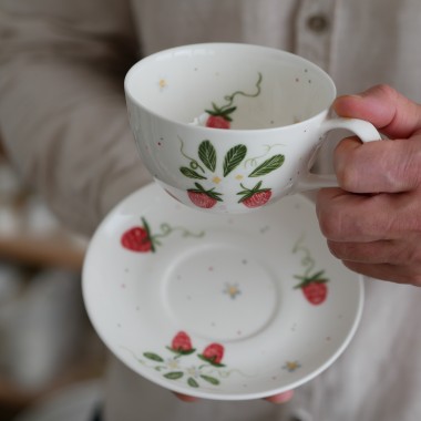 Filiżanka 300ml słodkie truskawki z białym uszkiem + talerzyk 15cm