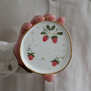 Talerzyk na drobiazgi 9x11,5cm (S) słodkie truskawki ze złotym rantem 