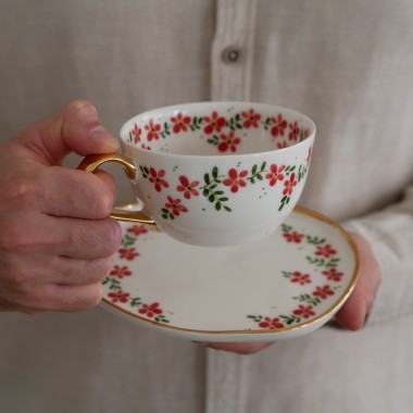 Filiżanka 300ml kwiaty wiejskie czerwone (+wewnątrz) ze złotym uszkiem + talerzyk 16,5cm x 13cm (M)