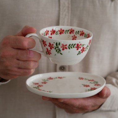 Filiżanka 300ml kwiaty wiejskie czerwone (+wewnątrz) z białym uszkiem + talerzyk 16,5cm x 13cm (M) 